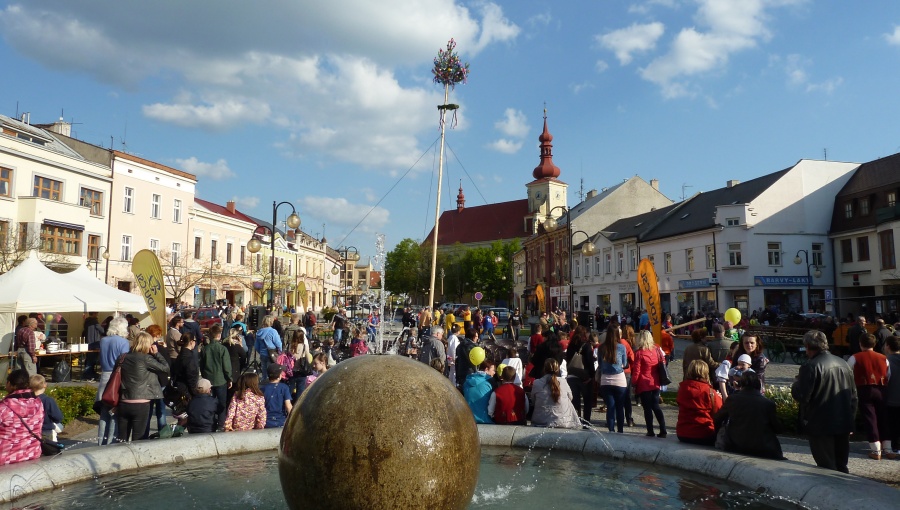 29. dubna 2016 – Náměstí Dr. E. Beneše - Stavění máje (14,6 °C)