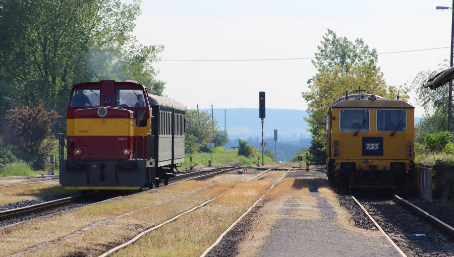 14. května 2016 – Dieselová lokomotiva Rosnička vjíždí na nádraží (odpoledne), foto P. Trnčák (20 °C)