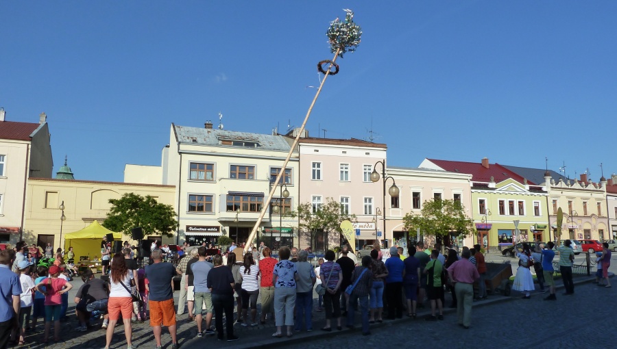 21. května 2016 – Náměstí Dr. E. Beneše - Kácení máje  (23 °C)