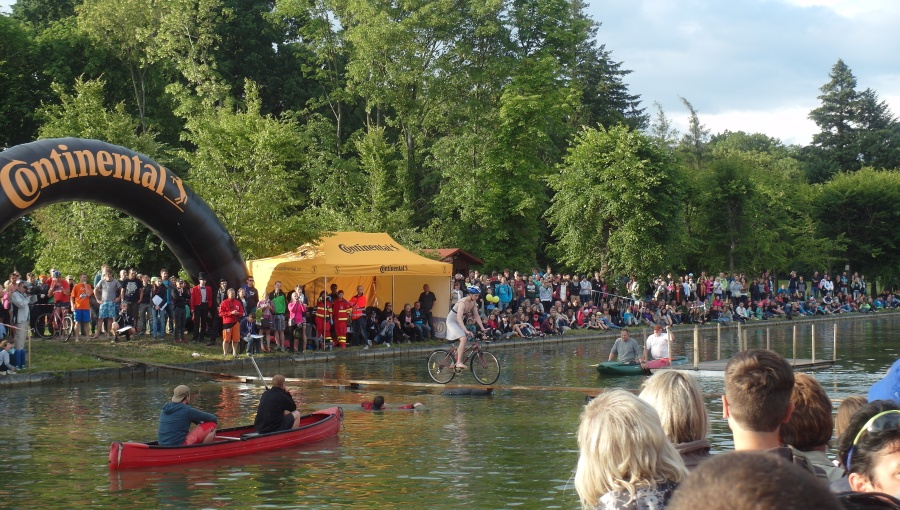20. června 2015 – Holešovská regata v zámeckém parku – přejezd lávky (17,4 °C)