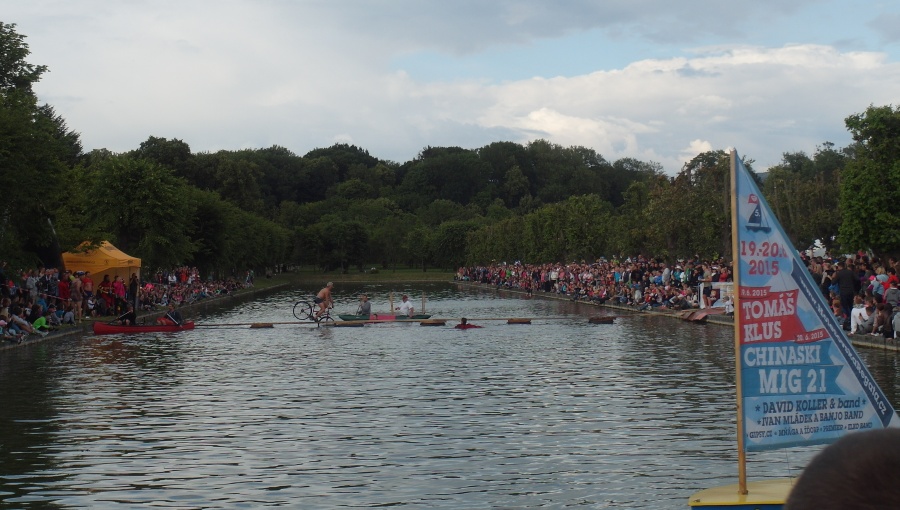 20. června 2015 – Holešovská regata v zámeckém parku – přejezd lávky (17,4 °C)