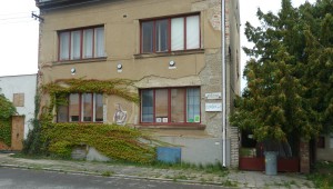 26. září 2015 – pamětní grafika na domě v ulici Vítězství (13,2 °C)