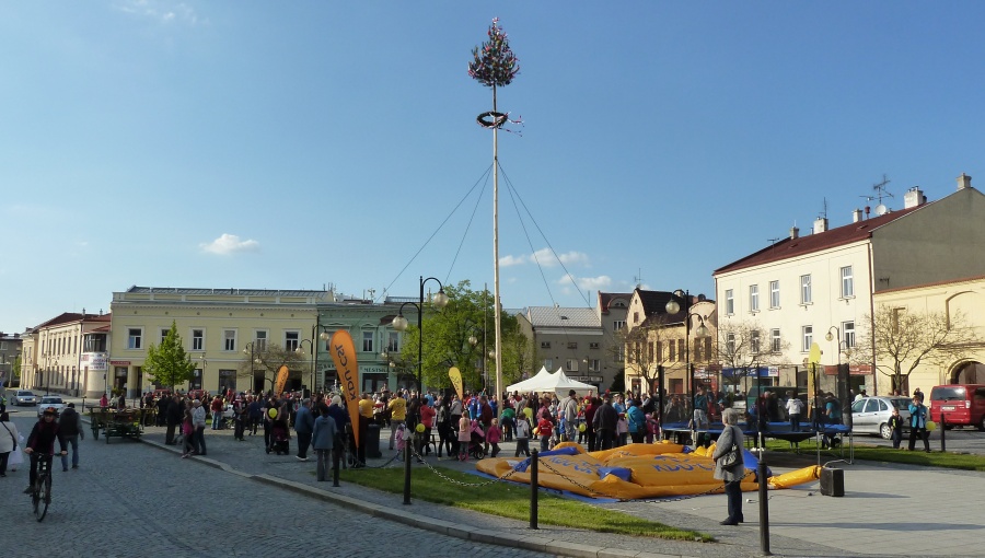 29. dubna 2016 – Náměstí Dr. E. Beneše - Stavění máje (14,6 °C)