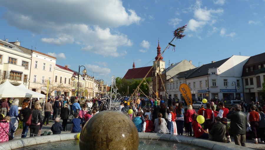 29. dubna 2016 – Náměstí Dr. E. Beneše - Stavění máje (14,6 °C)