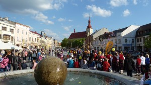 29. dubna 2016 – Náměstí Dr. E. Beneše - Stavění máje (14,6 °C)