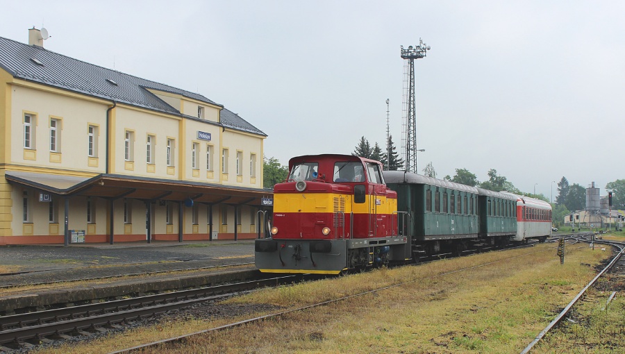14. května 2016 – Dieselová lokomotiva Rosnička vjíždí na nádraží (ráno), foto P. Trnčák (13,1 °C)