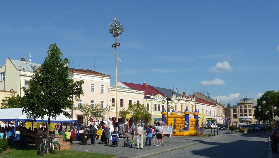 21. května 2016 – Náměstí Dr. E. Beneše – Kácení máje (23 °C)