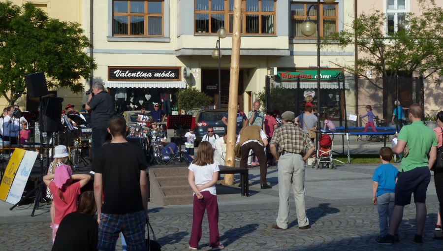 21. května 2016 – Náměstí Dr. E. Beneše – Kácení máje (23 °C)