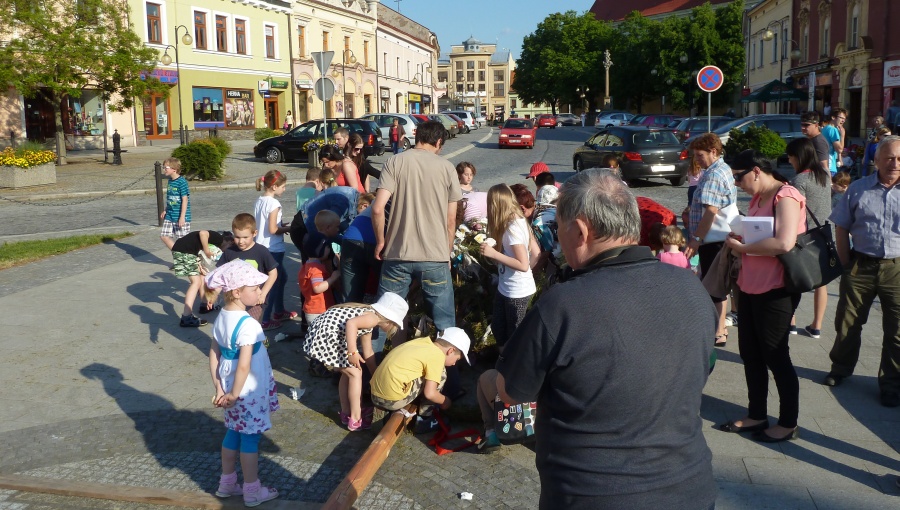 21. května 2016 – Náměstí Dr. E. Beneše – Kácení máje (23 °C)