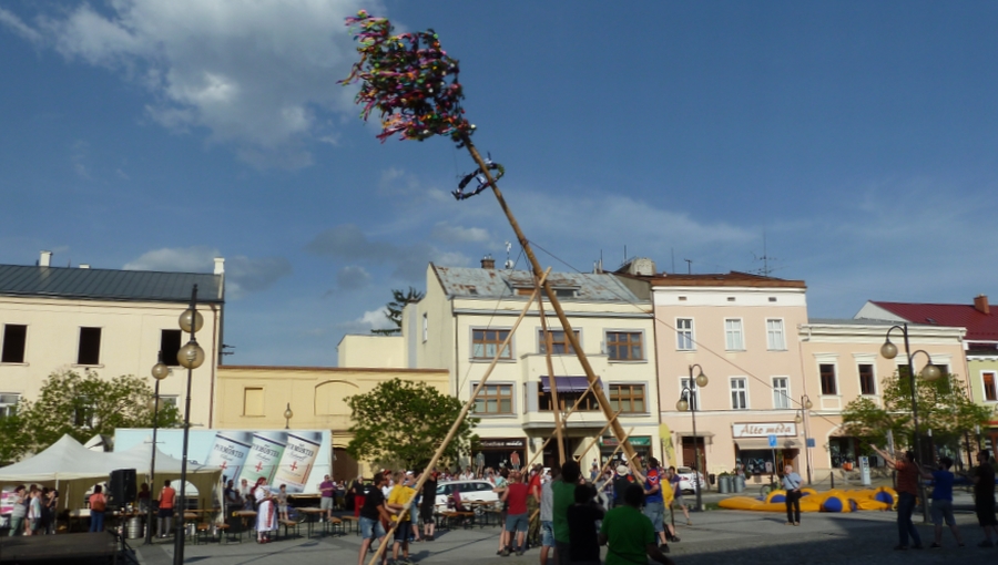 30. dubna 2018 – Náměstí Dr. E. Beneše - Stavění máje (25,3 °C)