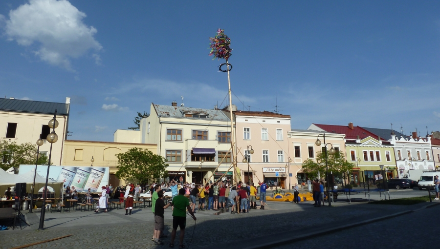 30. dubna 2018 – Náměstí Dr. E. Beneše - Stavění máje (25,3 °C)