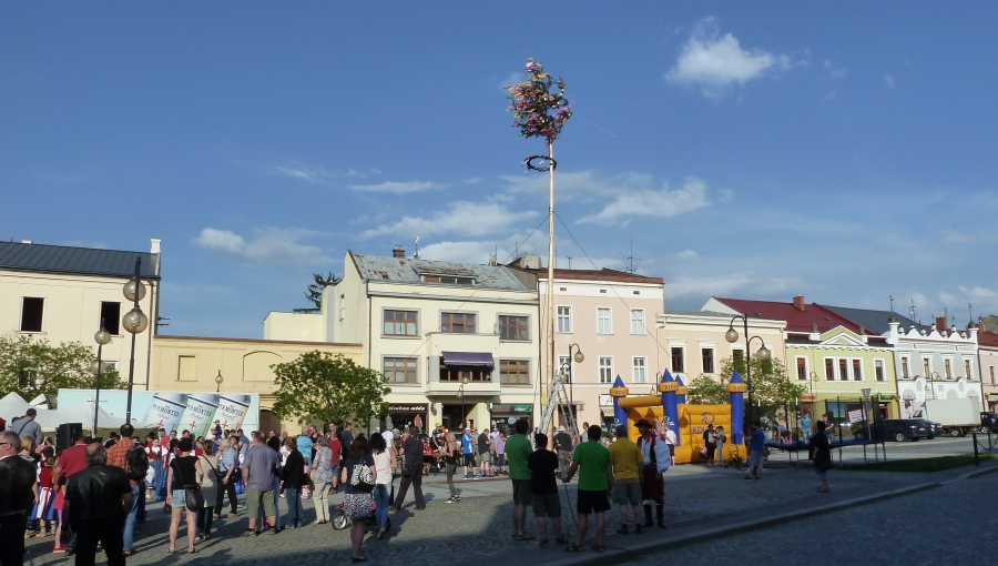 30. dubna 2018 – Náměstí Dr. E. Beneše - Stavění máje (25,3 °C)