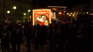 9. prosince 2018 – náměstí Dr. Edvarda Beneše a vánoční Coca-Cola kamion (7,5 °C)