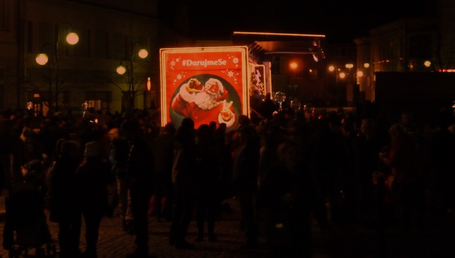 9. prosince 2018 – náměstí Dr. Edvarda Beneše a vánoční Coca-Cola kamion (7,5 °C)