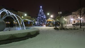 4. ledna 2019 – vánoční strom na zasněženém nám. Dr. E. Beneše (-2,5 °C)