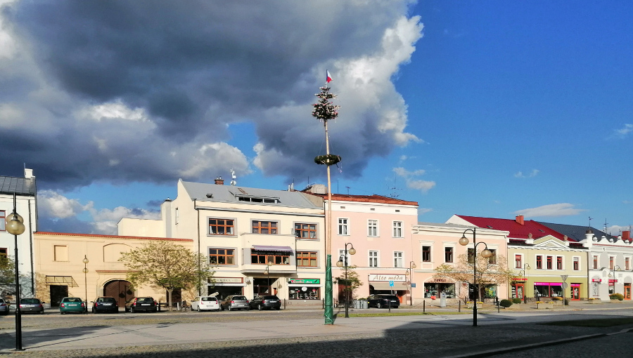 5. května 2020 – Májka na náměstí dr. E. Beneše (11.9 °C)