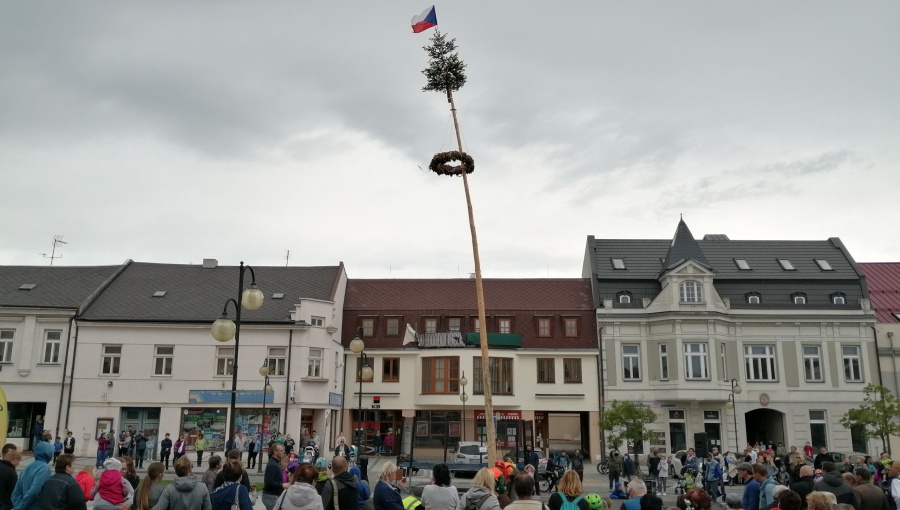30. května 2020 – Kácení Máje na náměstí dr. E. Beneše (12.9 °C)