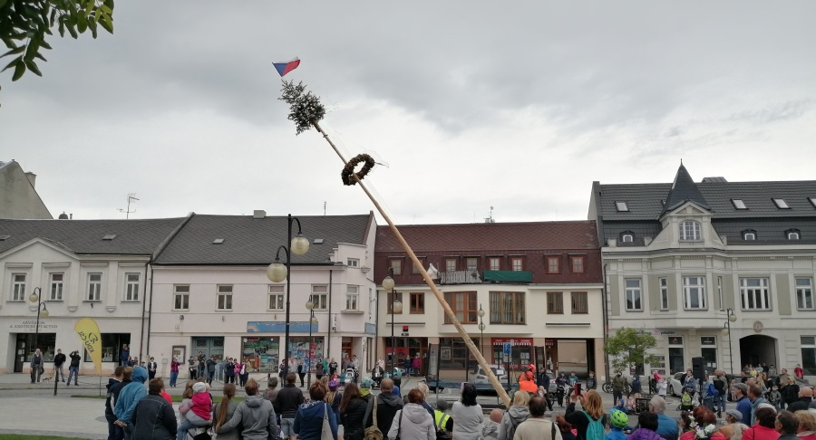 30. května 2020 – Kácení Máje na náměstí dr. E. Beneše (12.9 °C)