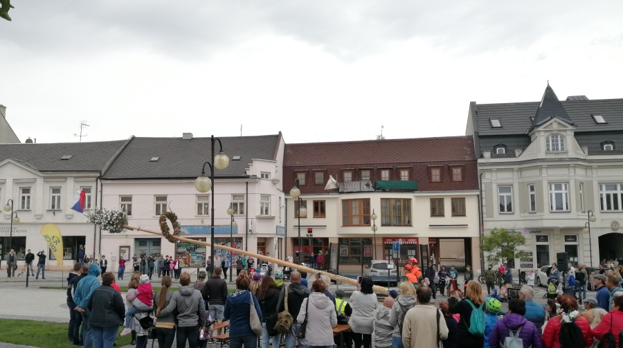 30. května 2020 – Kácení Máje na náměstí dr. E. Beneše (12.9 °C)